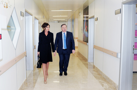 Azərbaycanın birinci xanımı Milli Onkologiya Mərkəzinin yeni tikilmiş uşaq klinikası ilə tanış olmuşdur (FOTO)
