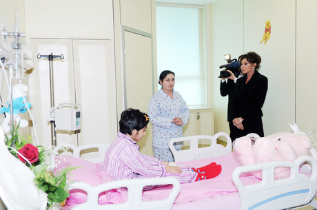 Azərbaycanın birinci xanımı Milli Onkologiya Mərkəzinin yeni tikilmiş uşaq klinikası ilə tanış olmuşdur (FOTO)