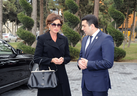 Azərbaycanın birinci xanımı “Eurovision” mahnı müsabiqəsinin tarixini əks etdirən sərgi ilə tanış olmuşdur (FOTO)