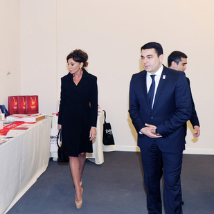 Azərbaycanın birinci xanımı “Eurovision” mahnı müsabiqəsinin tarixini əks etdirən sərgi ilə tanış olmuşdur (FOTO)