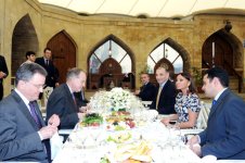 Azərbaycanın birinci xanımının adından Fransanın mədəniyyət və kommunikasiya nazirinin şərəfinə nahar verilib