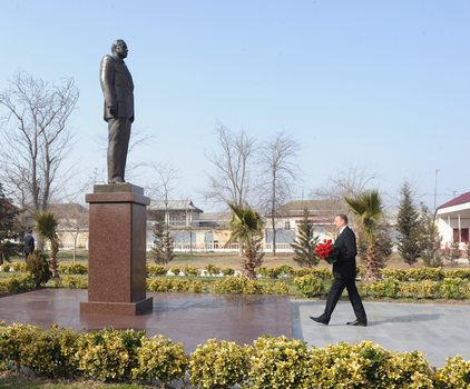 Prezident İlham Əliyev Salyanda bir sıra obyektlərin tikintisi üzrə işlərin gedişi ilə tanış olub (FOTO)
