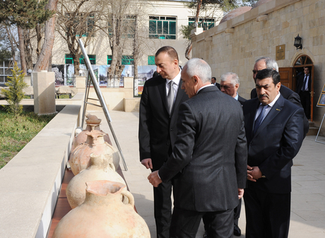 İlham Əliyev Salyanda əsaslı təmir və bərpa edilmiş Cümə məscidi ilə tanış olub (FOTO)