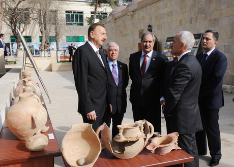 İlham Əliyev Salyanda əsaslı təmir və bərpa edilmiş Cümə məscidi ilə tanış olub (FOTO)