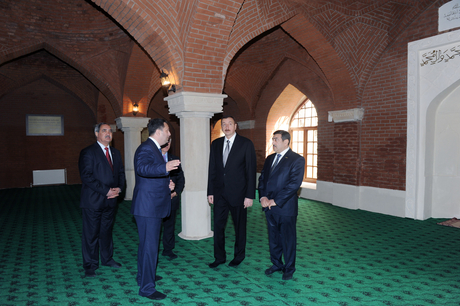 İlham Əliyev Salyanda əsaslı təmir və bərpa edilmiş Cümə məscidi ilə tanış olub (FOTO)