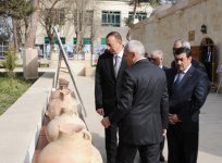 İlham Əliyev Salyanda əsaslı təmir və bərpa edilmiş Cümə məscidi ilə tanış olub (FOTO)
