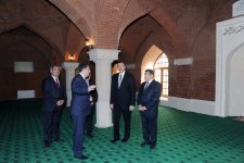 İlham Əliyev Salyanda əsaslı təmir və bərpa edilmiş Cümə məscidi ilə tanış olub (FOTO)