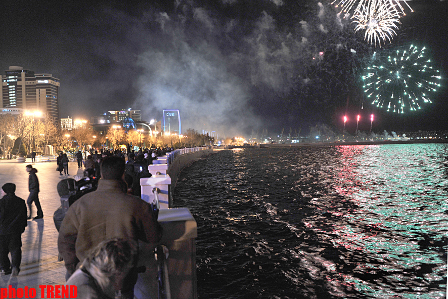 Bakıda Novruz bayramı ilə əlaqədar atəşfəşanlıq olub (FOTO)
