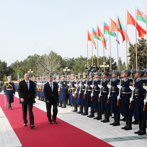 Qırğızıstan Prezidentinın Bakıda rəsmi qarşılanma mərasimi olub (FOTO)