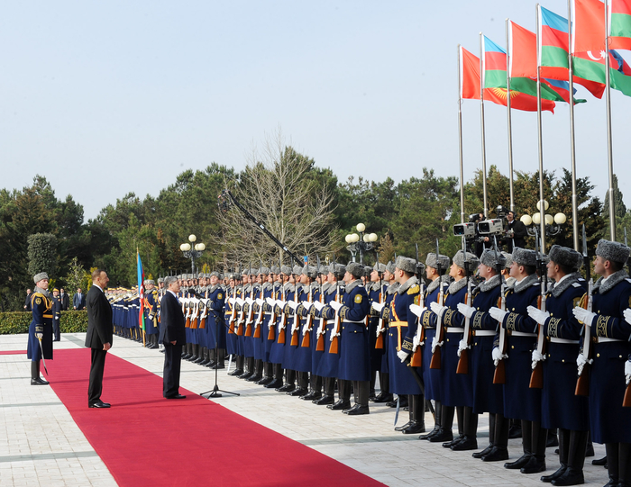 Qırğızıstan Prezidentinın Bakıda rəsmi qarşılanma mərasimi olub (FOTO)