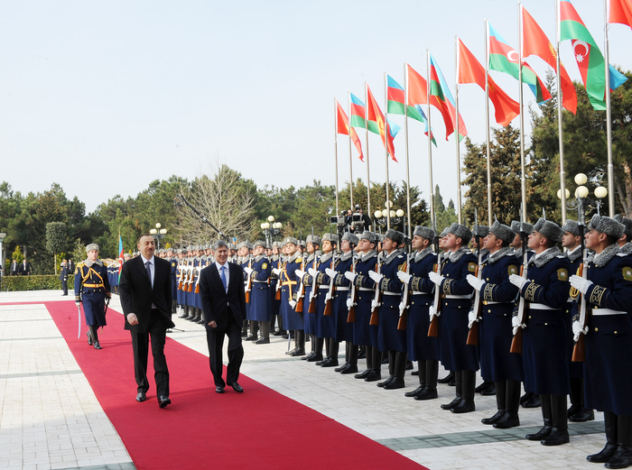 Qırğızıstan Prezidentinın Bakıda rəsmi qarşılanma mərasimi olub (FOTO)