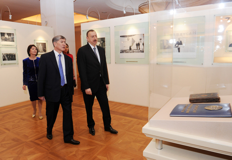 Qırğızıstan Prezidenti və xanımı Heydər Əliyev Fondunda olublar (FOTO)
