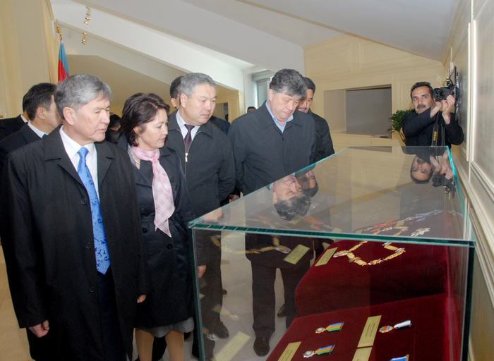 Qırğızstan Prezidenti və xanımı Bakıda Dövlət Bayrağı Meydanı ilə tanış olublar (FOTO)