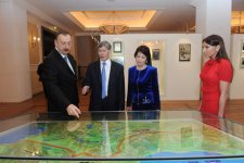 Qırğızıstan Prezidenti və xanımı Heydər Əliyev Fondunda olublar (FOTO)
