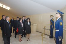 Qırğızstan Prezidenti və xanımı Bakıda Dövlət Bayrağı Meydanı ilə tanış olublar (FOTO)