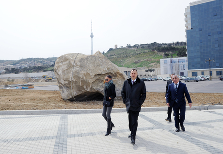 Azərbaycan Prezidenti və xanımı Dövlət Bayrağı Meydanı və İdman-Konsert Kompleksində inşaat işlərinin gedişi ilə tanış olublar (FOTO)