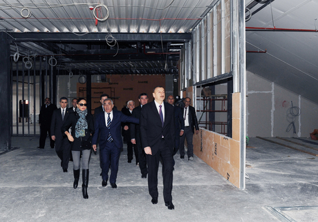 Azərbaycan Prezidenti və xanımı Dövlət Bayrağı Meydanı və İdman-Konsert Kompleksində inşaat işlərinin gedişi ilə tanış olublar (FOTO)