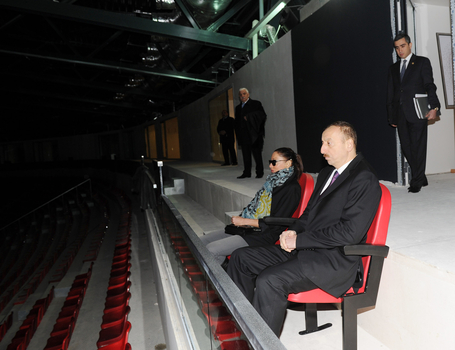 Azərbaycan Prezidenti və xanımı Dövlət Bayrağı Meydanı və İdman-Konsert Kompleksində inşaat işlərinin gedişi ilə tanış olublar (FOTO)