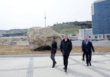 Azərbaycan Prezidenti və xanımı Dövlət Bayrağı Meydanı və İdman-Konsert Kompleksində inşaat işlərinin gedişi ilə tanış olublar (FOTO)