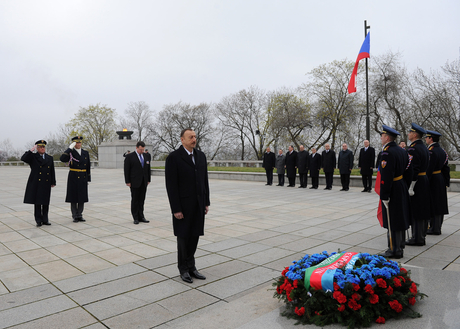 İlham Əliyev Praqanın Vitkov Milli Memorialını ziyarət edib (FOTO)