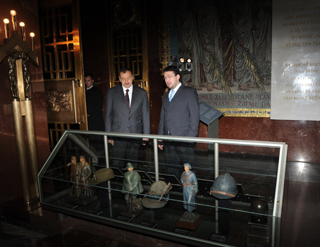 İlham Əliyev Praqanın Vitkov Milli Memorialını ziyarət edib (FOTO)