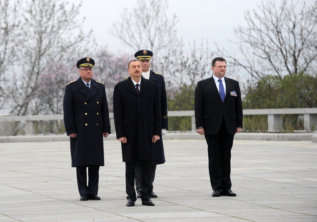 İlham Əliyev Praqanın Vitkov Milli Memorialını ziyarət edib (FOTO)
