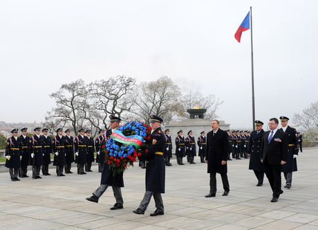 İlham Əliyev Praqanın Vitkov Milli Memorialını ziyarət edib (FOTO)