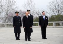 İlham Əliyev Praqanın Vitkov Milli Memorialını ziyarət edib (FOTO)