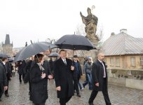 İlham Əliyev Praqa şəhərindəki Karl körpüsü ilə tanış olub (FOTO)