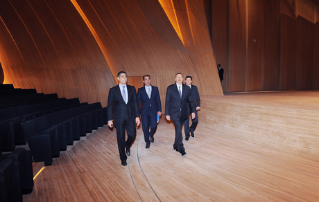 Prezident İlham Əliyev Heydər Əliyev Mərkəzində aparılan inşaat işlərinin gedişi ilə tanış olub (FOTO)