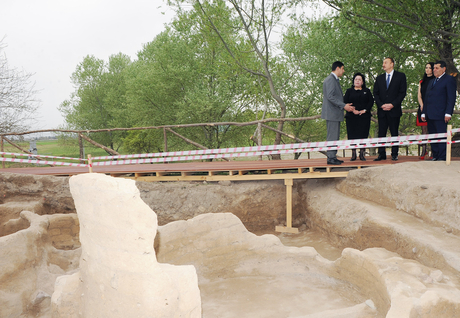 İlham Əliyev Tovuz rayonu ərazisində Göytəpə neolit dövrü arxeoloji abidəsi ilə tanış olub (FOTO)
