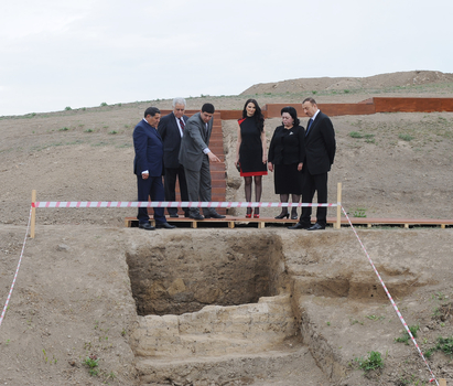 İlham Əliyev Tovuz rayonu ərazisində Göytəpə neolit dövrü arxeoloji abidəsi ilə tanış olub (FOTO)