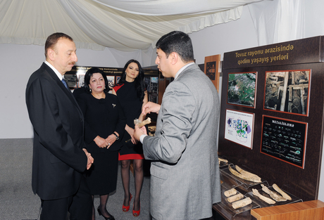İlham Əliyev Tovuz rayonu ərazisində Göytəpə neolit dövrü arxeoloji abidəsi ilə tanış olub (FOTO)