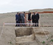 İlham Əliyev Tovuz rayonu ərazisində Göytəpə neolit dövrü arxeoloji abidəsi ilə tanış olub (FOTO)