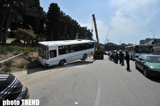 Bakıda sərnişin avtobusu qəza törədib, ölən və xəsarət alanlar var