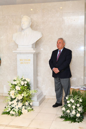 Heydər Əliyev Sarayında ulu öndərin büstü qarşısında anım mərasimi keçirilib (FOTO)