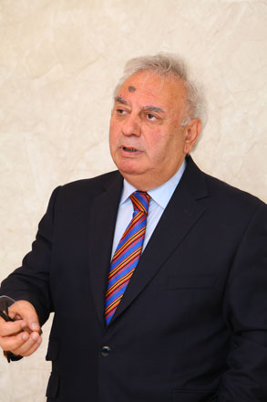 Heydər Əliyev Sarayında ulu öndərin büstü qarşısında anım mərasimi keçirilib (FOTO)