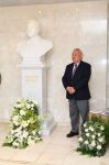 Heydər Əliyev Sarayında ulu öndərin büstü qarşısında anım mərasimi keçirilib (FOTO)