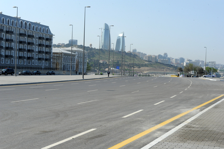 Azərbaycan Prezidenti və xanımı Bakı-Ələt yolunun Dövlət Bayrağı Meydanına gedən 2-4 kilometrlik hissəsinin açılışında iştirak ediblər (FOTO)