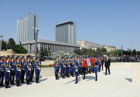 Prezident İlham Əliyev 9 May - Qələbə bayramı münasibətilə keçirilən təntənəli mərasimdə iştirak edib (ƏLAVƏ OLUNUB) (FOTO)
