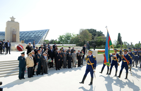 Prezident İlham Əliyev 9 May - Qələbə bayramı münasibətilə keçirilən təntənəli mərasimdə iştirak edib (ƏLAVƏ OLUNUB) (FOTO)