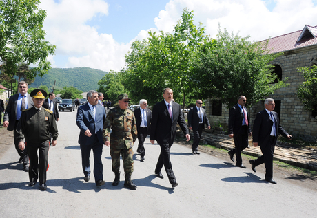 Prezident İlham Əliyev zəlzələnin nəticələrinin aradan qaldırılması ilə bağlı görülən tədbirlərlə yerində tanış olub (ƏLAVƏ OLUNUB-2) (FOTO)
