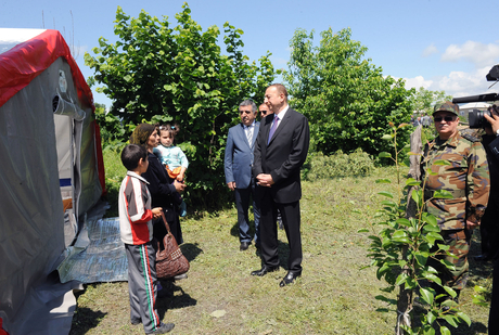 Prezident İlham Əliyev zəlzələnin nəticələrinin aradan qaldırılması ilə bağlı görülən tədbirlərlə yerində tanış olub (ƏLAVƏ OLUNUB-2) (FOTO)