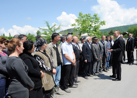 Prezident İlham Əliyev zəlzələnin nəticələrinin aradan qaldırılması ilə bağlı görülən tədbirlərlə yerində tanış olub (ƏLAVƏ OLUNUB-2) (FOTO)