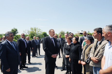 Prezident İlham Əliyev zəlzələnin nəticələrinin aradan qaldırılması ilə bağlı görülən tədbirlərlə yerində tanış olub (ƏLAVƏ OLUNUB-2) (FOTO)