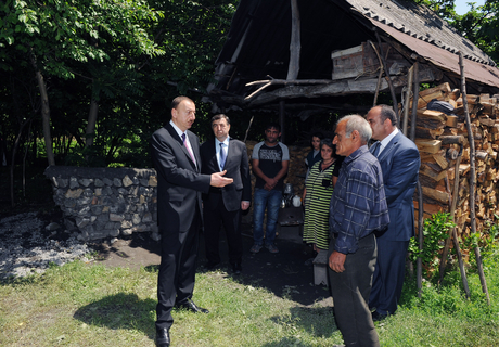 Prezident İlham Əliyev zəlzələnin nəticələrinin aradan qaldırılması ilə bağlı görülən tədbirlərlə yerində tanış olub (ƏLAVƏ OLUNUB-2) (FOTO)