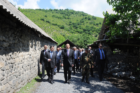 Prezident İlham Əliyev zəlzələnin nəticələrinin aradan qaldırılması ilə bağlı görülən tədbirlərlə yerində tanış olub (ƏLAVƏ OLUNUB-2) (FOTO)