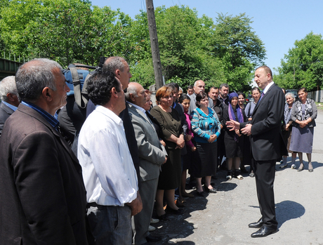 Prezident İlham Əliyev zəlzələnin nəticələrinin aradan qaldırılması ilə bağlı görülən tədbirlərlə yerində tanış olub (ƏLAVƏ OLUNUB-2) (FOTO)
