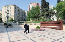 İlham Əliyev Bakının İnşaatçılar prospektində salınan yeni istirahət parkı ilə tanış olub (FOTO)