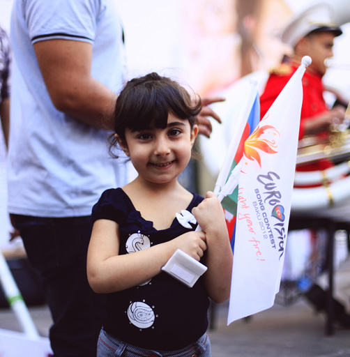 "Eurovision"un Azərbaycandakı rəsmi fan klubu və internat məktəbinin uşaqları Bakı sakinlərini təəccübləndirdi (FOTO)